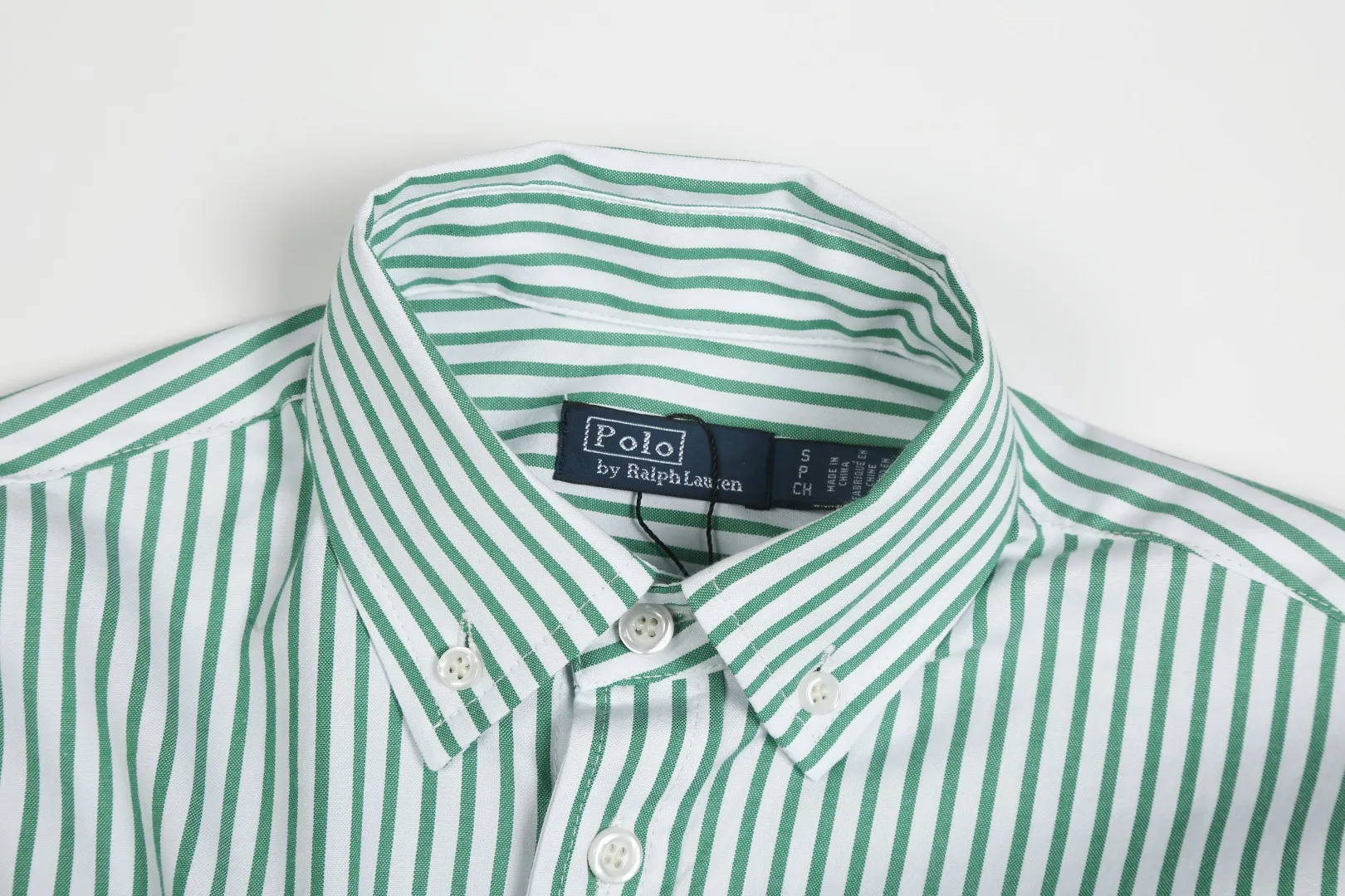 P250 White background picture [Popular new model] Style number: 25019# Color: red/green/blue Size: S to Custom dyed original pearlescent white buttons, large and small divisions, vertical eyelets ✅ - Special shaped chiffon foil is included in the collar door tube, not easy to deform and pull ✅ - RL three-color large and small vertical striped shirt, extraordinary isometric, cleverly matched stripes, diverse wear to stimulate self-expression, relaxed layering to play with the look of the four seasons